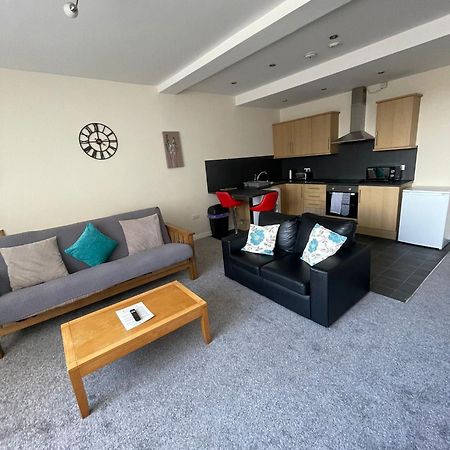 2 Large Bedroom Apartment- Wifi & Parking Fleetwood Zewnętrze zdjęcie